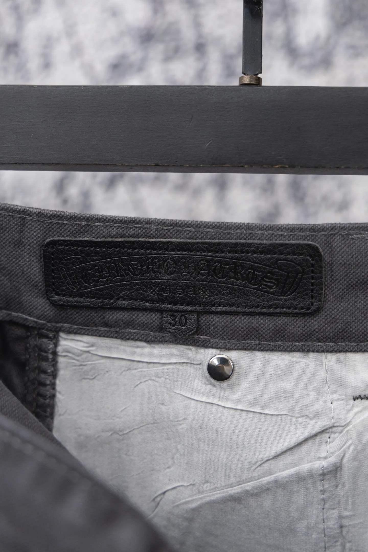 P270 CH Chromehearts black and white cross patchwork leather gray workwear jeans and logging pants, priced at 34W level, patchwork cross pattern embellishment, washed jeans! ! An absolutely high-end luxury product, a 1.9W-level god-level single product, a super popular product, made by top heavy industry, a magic weapon that cannot be missed! [About Zangyin] This is an extremely luxurious fashion brand that can also be called the aristocracy of the high street. It has always been an exclusive brand for some hipsters or rich second generations. Compared with ordinary high streets, it is more luxurious and noble. Compared with luxury brands, it is more fashionable and individual. It has always been a brand that I have a special liking for. [Top heavy industry fashion design] Consistently high-street luxury style. Speaking of this style, the Zangyin family and GU family are definitely the leading representative brands. Especially the Zangyin family has really achieved a state-of-the-art effect in creating high-street style. The unique washed material is used to create this style. The color system is already quite eye-catching. After it is decorated with patchwork cross flowers, it cleverly highlights the charm of the brand. Secondly, this style uses classic The high-waist cutting design highlights the long legs and fashionable temperament of the upper body. The brand is highly recognizable and the slim fit configuration is more suitable for daily wear. It is a product that interprets personality, fashion, and specifications at a glance. This single product is enough to make any fan excited. It can be a white T-shirt for a youthful college style, or a tight suspender for a royal style. It has strong matching ability and can be easily controlled by men.  [Materials and craftsmanship] Needless to say, this point goes without saying. As an excellent craftsman brand, Zangyin’s requirements for details and craftsmanship are really perfect. The washed color of this model has gone through so many processes, not to mention the embellishment of denim appliques. It is also purely hand-made and sewn. Just like what they believe in, only hand-made things have soul and have the meaning of wear. A top-notch heavy-duty fashionable denim item, I look forward to your perfect interpretation! !  Color: Gray Size: 28-36